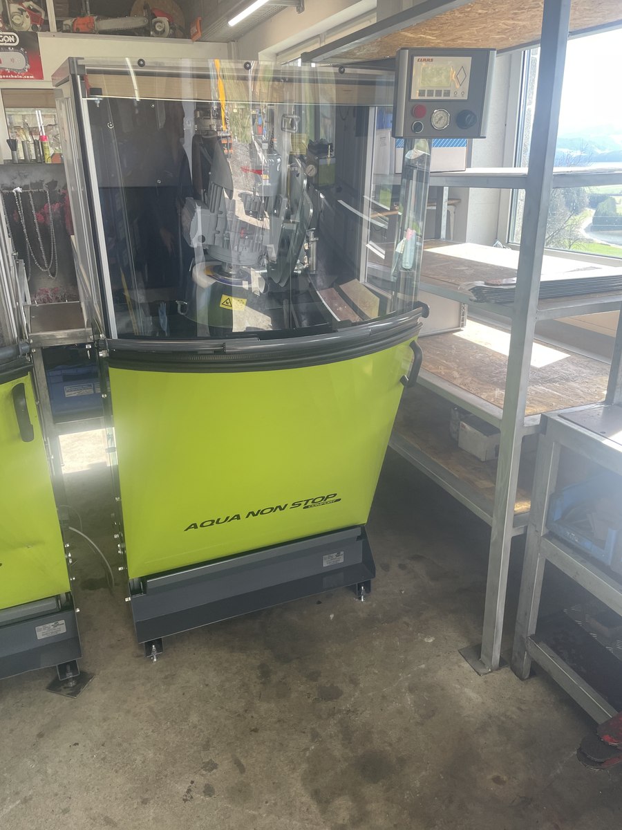 Hellgrüne Schleifmaschine Aqua Non Stop Comfort in der Werkstatt